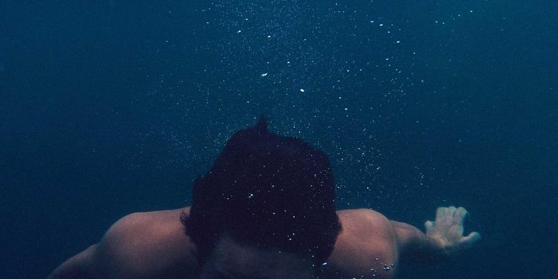 郑州大型公共建筑幕墙指南:不锈钢材料表面处理(拉丝/蚀刻)与安装系统的科学选择